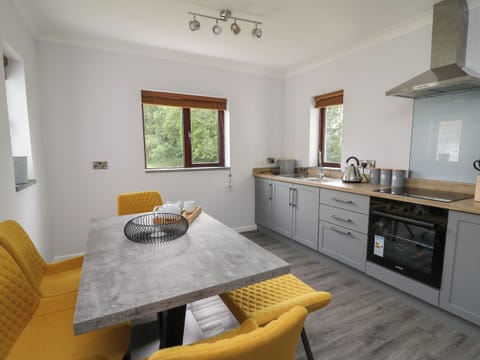 Electric kettle, toaster, cookware/dishes/utensils