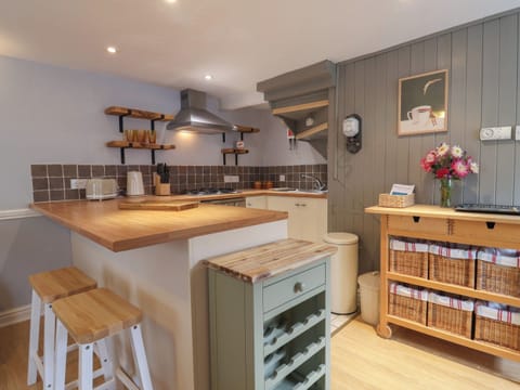 Fridge, cookware/dishes/utensils