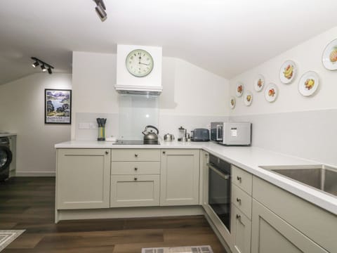 Dishwasher, electric kettle, toaster, cookware/dishes/utensils