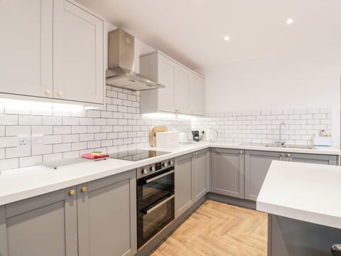 Dishwasher, electric kettle, toaster, cookware/dishes/utensils