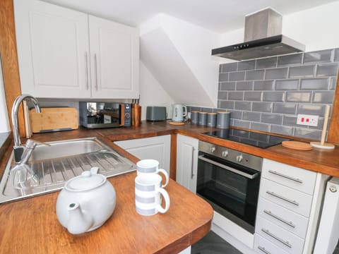 Fridge, dishwasher, toaster, cookware/dishes/utensils