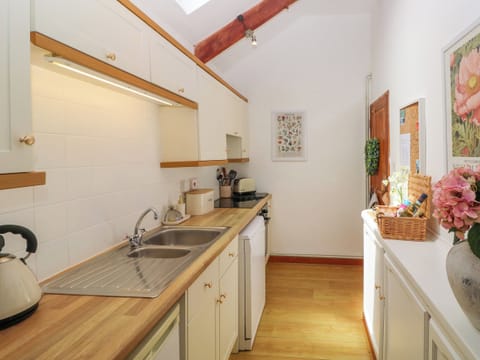 Fridge, dishwasher, cookware/dishes/utensils