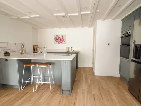 Fridge, dishwasher, electric kettle, cookware/dishes/utensils