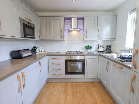 Cottage | Private kitchen | Dishwasher, electric kettle, toaster, cookware/dishes/utensils