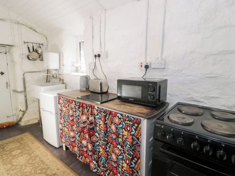 Cottage | Private kitchen | Fridge, electric kettle, toaster, cookware/dishes/utensils