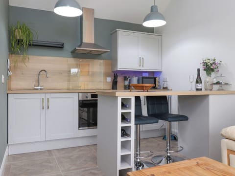 Electric kettle, toaster, cookware/dishes/utensils