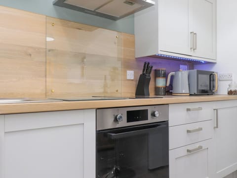 Electric kettle, toaster, cookware/dishes/utensils