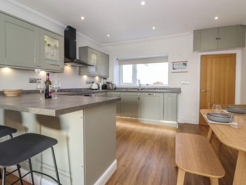 Fridge, dishwasher, electric kettle, cookware/dishes/utensils