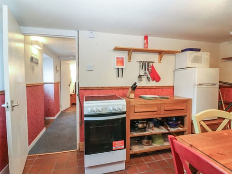 Electric kettle, toaster, cookware/dishes/utensils