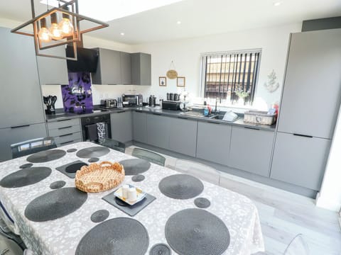 Cottage | Dining