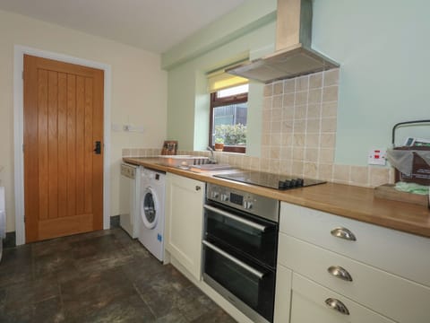 Dishwasher, electric kettle, toaster, cookware/dishes/utensils