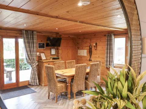 Cottage | Dining