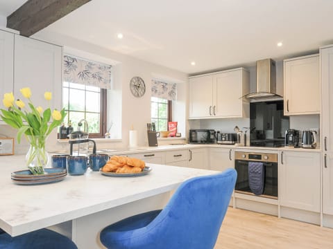 Fridge, dishwasher, cookware/dishes/utensils