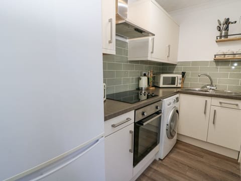 Cottage | Private kitchen | Fridge, electric kettle, toaster, cookware/dishes/utensils