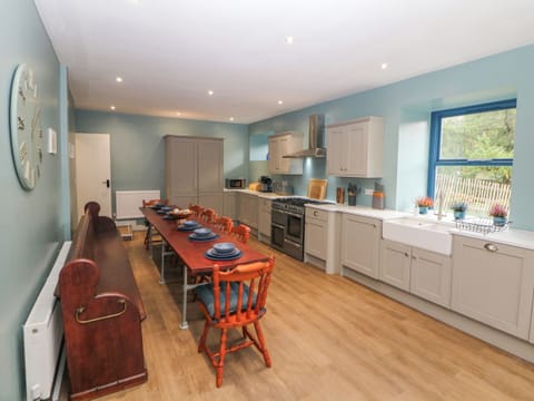 Fridge, dishwasher, cookware/dishes/utensils