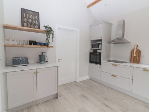 Dishwasher, electric kettle, cookware/dishes/utensils