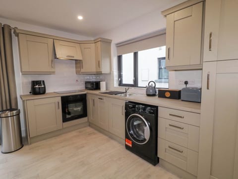 Dishwasher, cookware/dishes/utensils