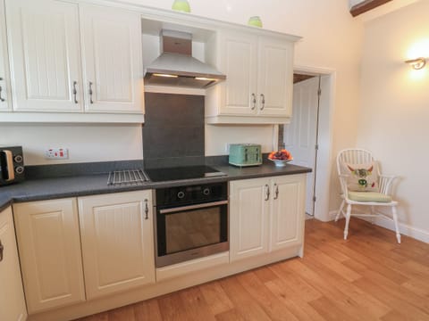 Fridge, dishwasher, cookware/dishes/utensils