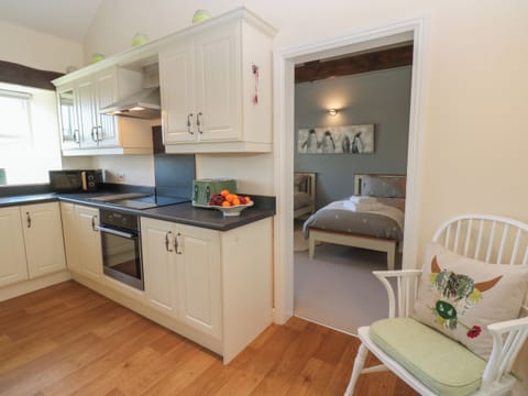 Fridge, dishwasher, cookware/dishes/utensils