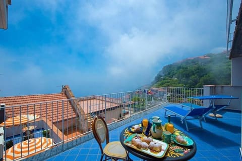 Deluxe Suite, Smoking, Sea View | 1 bedroom, iron/ironing board, free WiFi