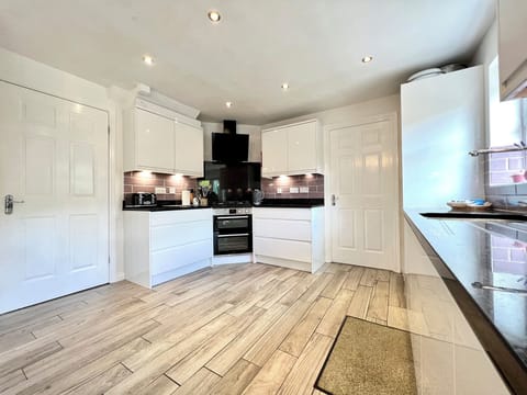 Cottage | Private kitchen | Fridge, microwave, dishwasher, cookware/dishes/utensils