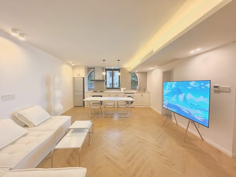 Cabin | Living area | TV