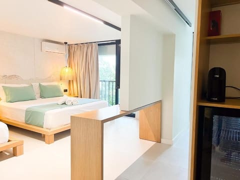 Deluxe Triple Room | Desk, soundproofing, free cribs/infant beds, free WiFi