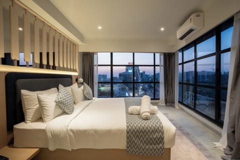 Studio Suite | Desk, laptop workspace, free WiFi