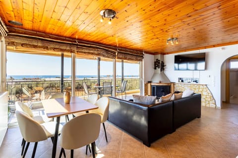 House | 5 bedrooms, desk, Internet