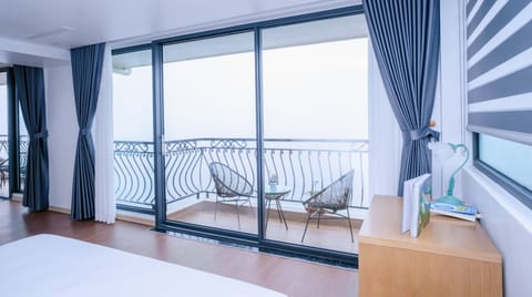 Family Suite, Mountain View | Desk, laptop workspace, blackout drapes, soundproofing