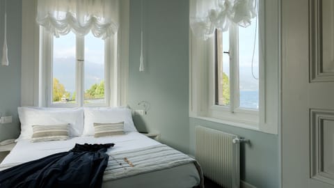 Luxury Suite, Lake View | Minibar, in-room safe, desk, soundproofing