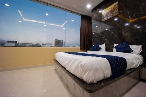 Classic Room | Desk, laptop workspace, free WiFi
