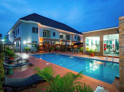 Swim-up bar