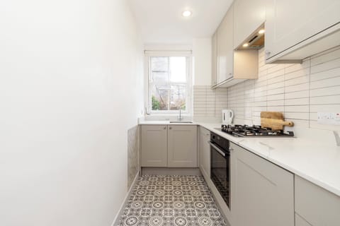 Apartment, City View | Private kitchen | Electric kettle