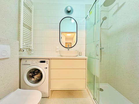 Deluxe Apartment, Balcony | Bathroom