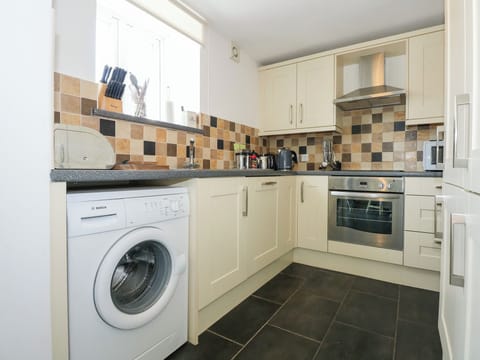 Cottage | Private kitchen | Fridge, dishwasher, electric kettle, toaster