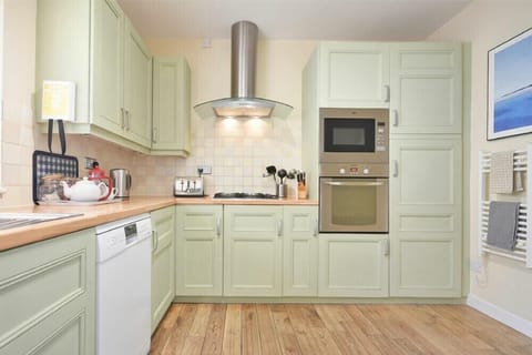 Fridge, dishwasher, cookware/dishes/utensils