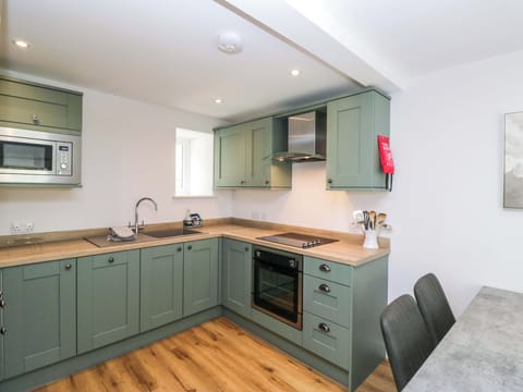 Cottage | Private kitchen | Fridge, dishwasher, electric kettle, toaster