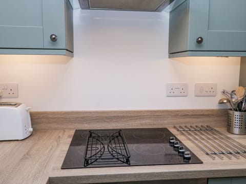 Cottage | Private kitchen | Fridge, dishwasher, electric kettle, toaster