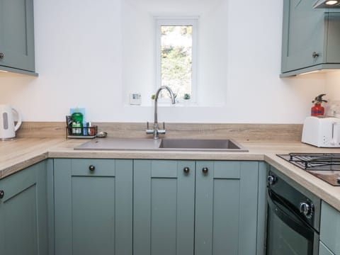Cottage | Private kitchen | Fridge, dishwasher, electric kettle, toaster