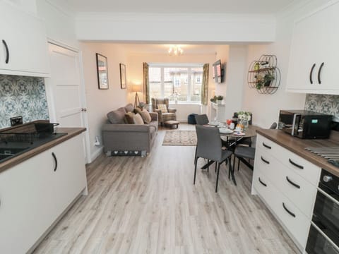 Cottage | Private kitchen | Fridge, microwave, dishwasher, toaster