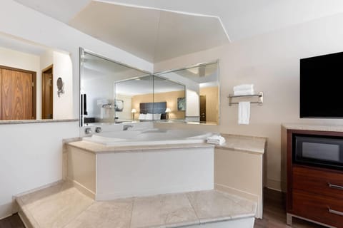 Deluxe Suite, 1 King Bed, Non Smoking | Jetted tub