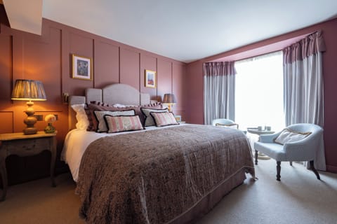 Fancy Room | Premium bedding, in-room safe, desk, laptop workspace
