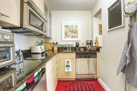 Premier Studio Suite | Private kitchen