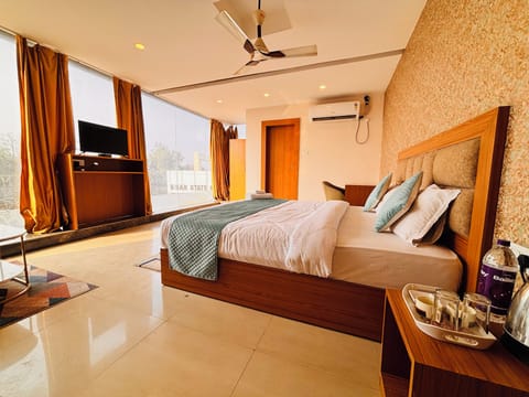 Deluxe Double Room, City View | Desk, laptop workspace, WiFi (free)