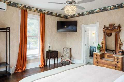 Luxury Double Room, 1 King Bed, Mountain View | Blackout drapes, rollaway beds, free WiFi, bed sheets