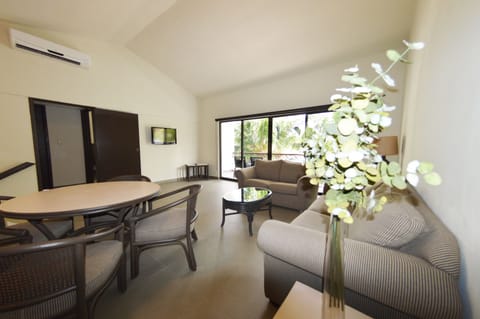 Superior Suite, 2 Bedrooms | Living room | Books