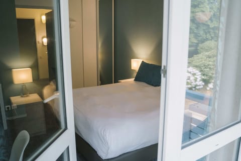 In-room safe, soundproofing, free WiFi