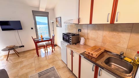 Deluxe Triple Room | Private kitchen | Mini-fridge, cookware/dishes/utensils
