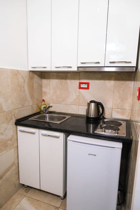 Triple Room | Private kitchen | Mini-fridge, cookware/dishes/utensils